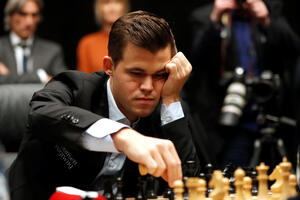 On je pravi šampion: Šahovski genije dominira u globalno...