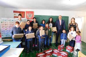 Cetinje: Djeca iz seoskih škola dobila računare i novogodišnje...
