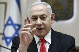 VIDEO Netanjahu bježeći od rakete napustio govornicu