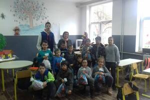 Školarce i mališane na Murini ispratili sa Novogodišnjim paketićima