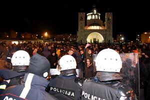 Policija rastjerala demonstrante ispred Hrama u Podgorici, i...
