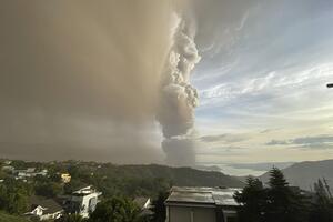 VIDEO Aktivirao se vulkan na Filipinima, izbacio paru i pepeo do...