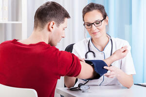 Variranje krvnog pritiska: Opasnost počinje već u mladosti