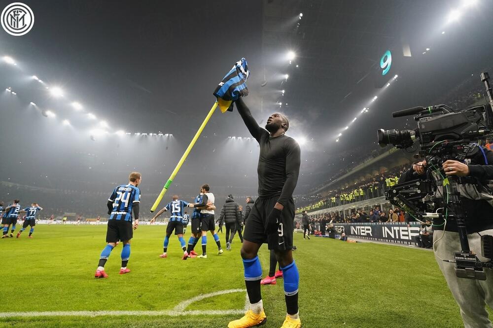 Lukaku slavi sa navijačima gol za 4:2, Foto: Inter