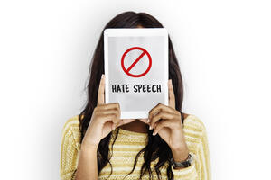EU prijeti obavezujućim mjerama protiv govora mržnje preko...