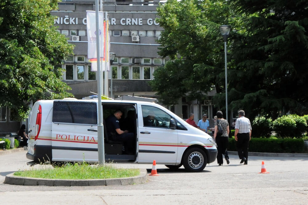 Policija ispred Kliničkog centra (arhiva/ilustracija), Foto: Luka Zeković