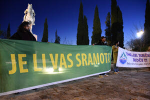 FOTO "Balkan zahtijeva čist vazduh": Performans "Ozona" u Podgorici