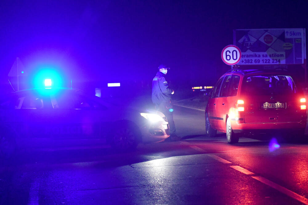 Policija sinoć kontroliše ulaz u Tuzi, Foto: Savo Prelević