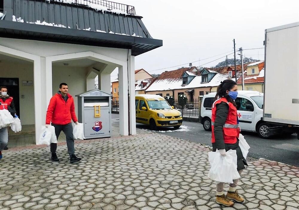 Crveni krst dijeli pomoć najugroženijima, Foto: Opština Cetinje
