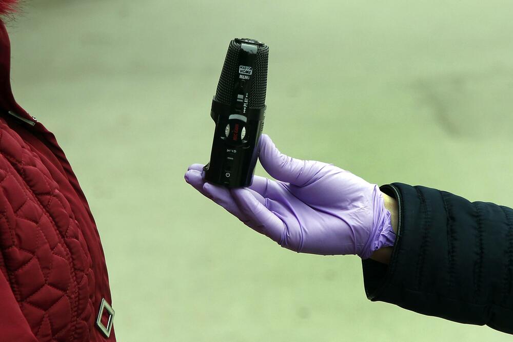 Novinarka zaštićena rukavicom uzima izjavu, Foto: Betaphoto/Saša Đorđević
