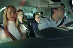 Za volanom: Zašto porodice mogu u auto, ali ne i na trotoar?