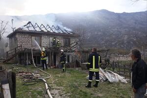 Nikšić: Izgorio krov i sprat kuće u Bogetićima, vatrogasci...