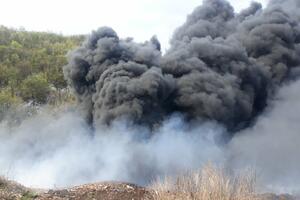 Nikšić: Zapaljen veliki broj guma, vatra prijetila da ugrozi...