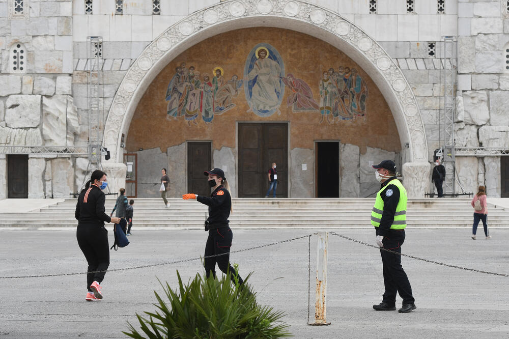 Policija ne dozvoljava ulazak vjernicima u Hram Hristovog Vaskrsenja u Podgorici, Foto: Savo Prelević