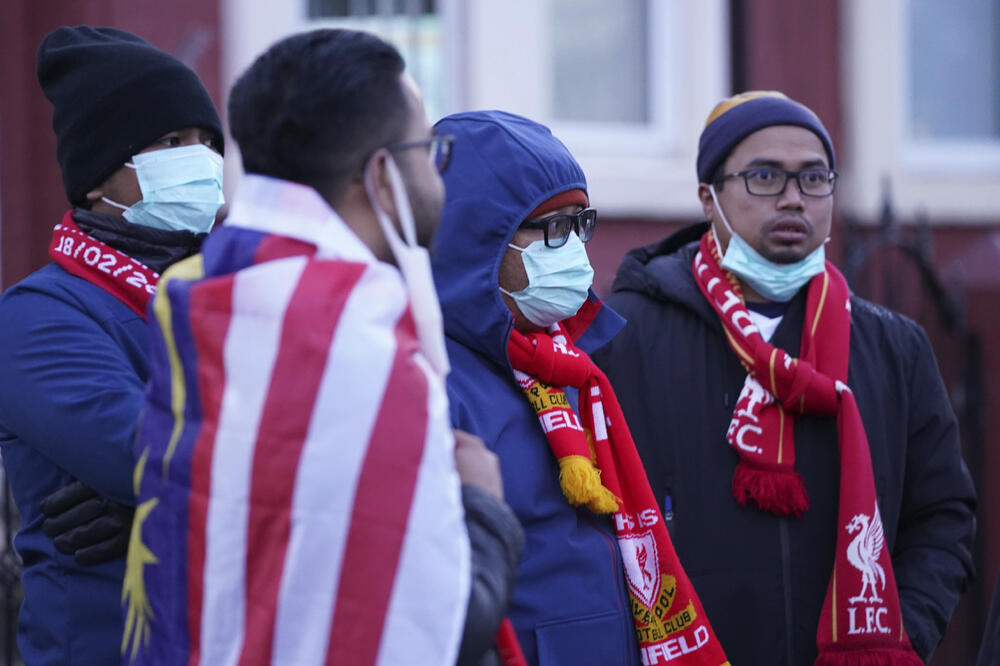 Navijači sa maskama prije meča Liverpul - Atletiko, Foto: Jon Super