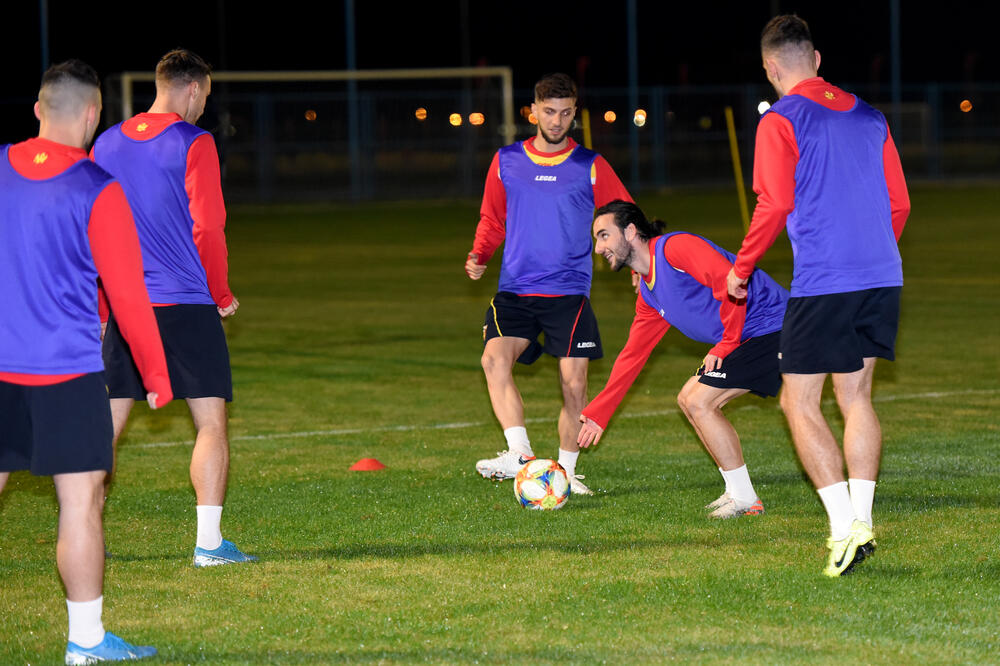 U ponedjeljak će se znati nešto više: Crnogorski fudbaleri na treningu, Foto: Savo Prelević