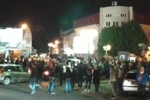 U Beranama umalo došlo do incidenta između okupljenih i policije,...