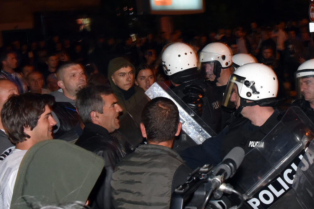 Nikšićani se poslije molebana podrške sveštenstvu sukobili sa policijom, Foto: Luka Zeković