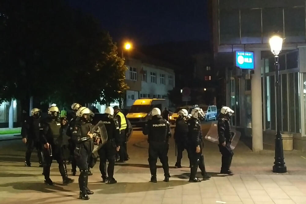 Službenici policije sinoć u Pljevljima, Foto: Goran Malidžan