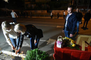 Građani zapalili svijeće na 16. godišnjicu ubistva Duška Jovanovića