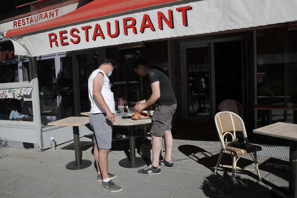 Priprema za otvaranje jednog od pariških restorana, Foto: AP