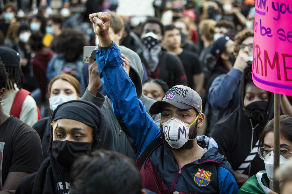 Detalj sa protesta povodom smrti Džordž Flojda pod koljenom policajca, Foto: AP