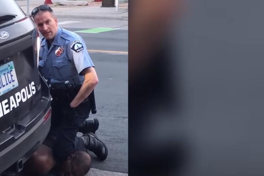 Policajac koljenom pritiska Flojdov vrat, Foto: Screenshot/Youtube