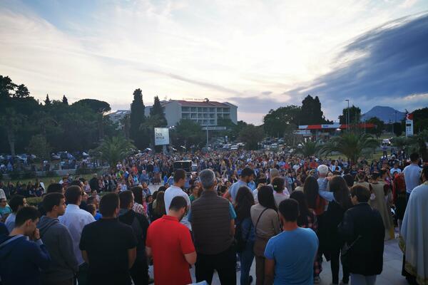 Nakon službe održana litija ulicama Bara