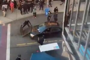 UZNEMIRUJUĆE Autom se zaletio u demonstrante, ranio jednog iz...