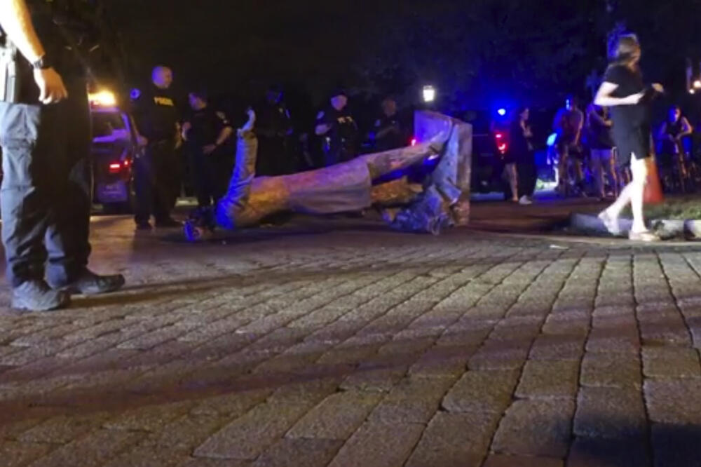 Policija pored oborene statue, Foto: AP