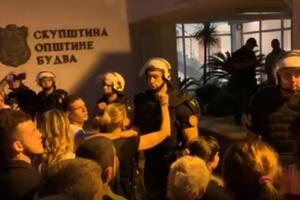 Carević i Radović pozvali okupljene ispred zgrade Opštine da se...