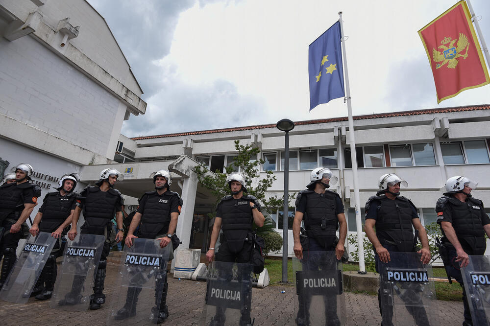 Policija juče ispred zgrade Opštine Budva, Foto: Savo Prelević
