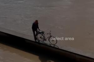 Zidom širine pola metra: Pregurao je biciklo pored nabujale rijeke...
