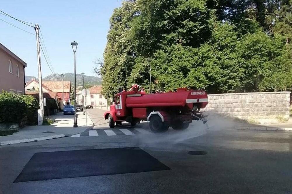 Dezinfekcija ulica na Cetinju, Foto: Prijestonica Cetinje