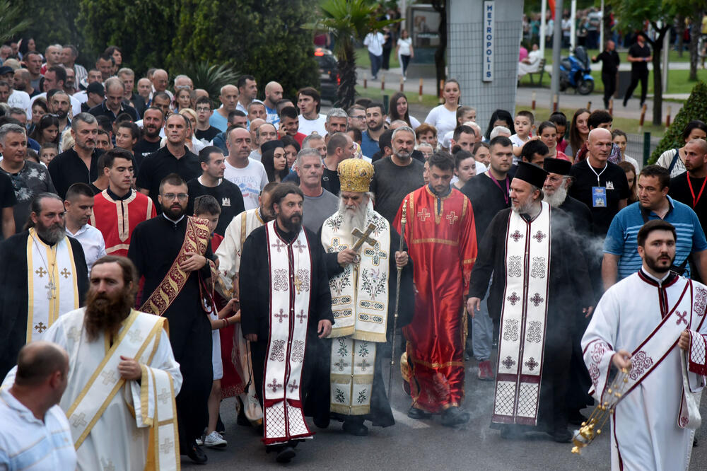 “Vlast potegnula za konfiskacijom imovine crkve”: Sa protestne litije, Foto: Luka Zeković