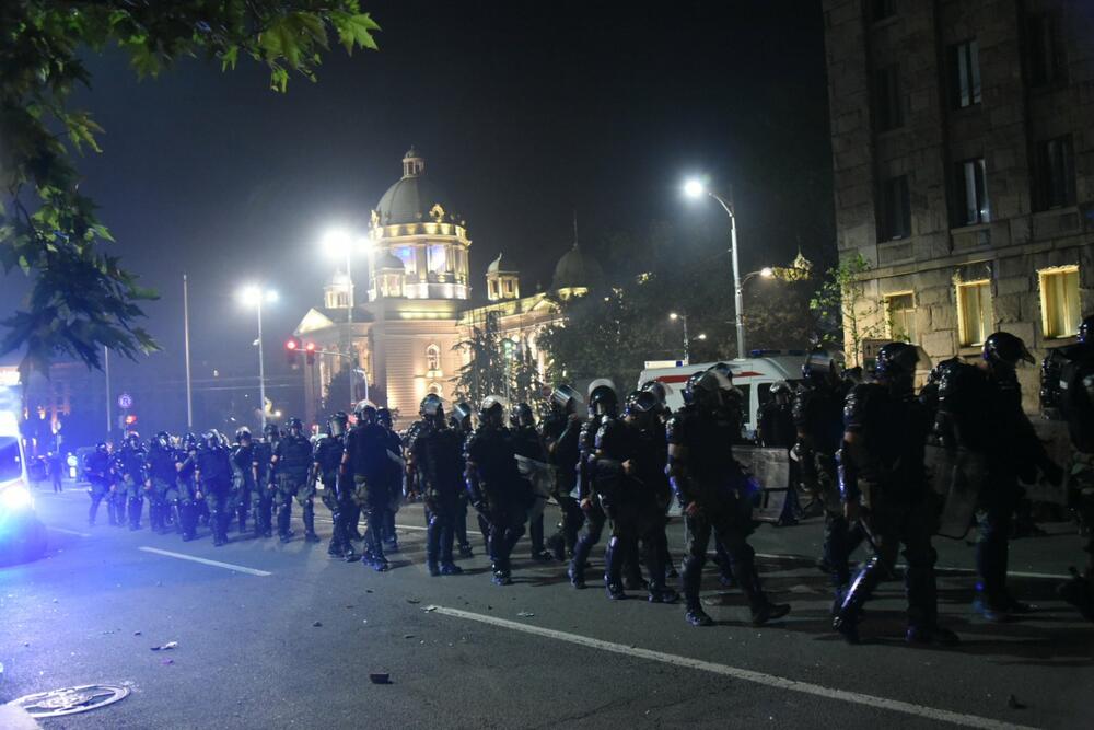 <p>Pogledajte šta je na ulicama Beograda tokom protesta zabilježio naš fotoreporter Boris Pejović</p>