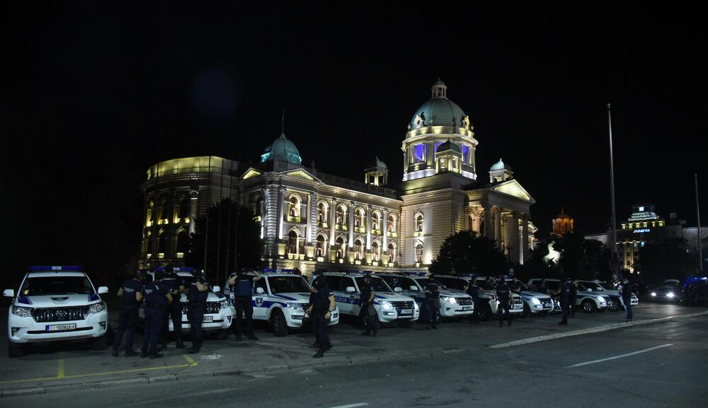 <p>U Beogradu je drugu noć zaredom došlo do velikih višesatnih nereda. Sukob policije i demonstranata se dešavao na više lokacija u glavnom gradu Srbije. Pogledajte šta je sve zabilježio fotoreporter "Vijesti Boris Pejović.</p>