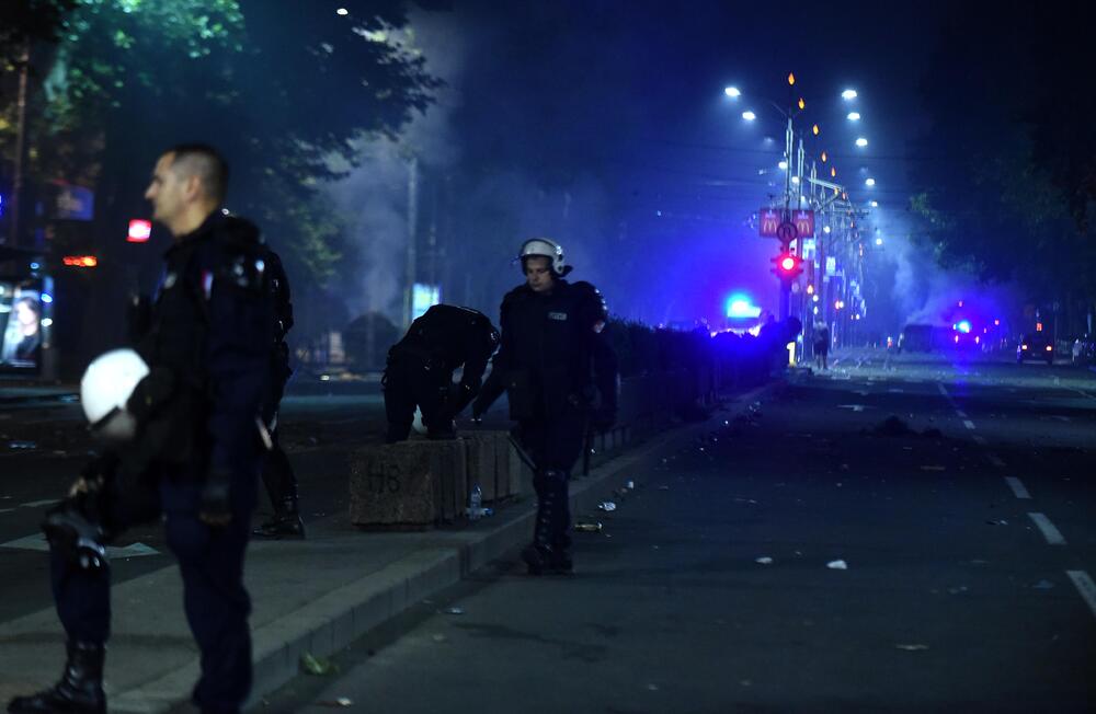 <p>U Beogradu je drugu noć zaredom došlo do velikih višesatnih nereda. Sukob policije i demonstranata se dešavao na više lokacija u glavnom gradu Srbije. Pogledajte šta je sve zabilježio fotoreporter "Vijesti Boris Pejović.</p>