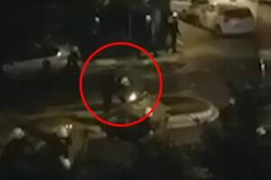 VIDEO Žandarm poput huligana zapalio kontejner u Beogradu