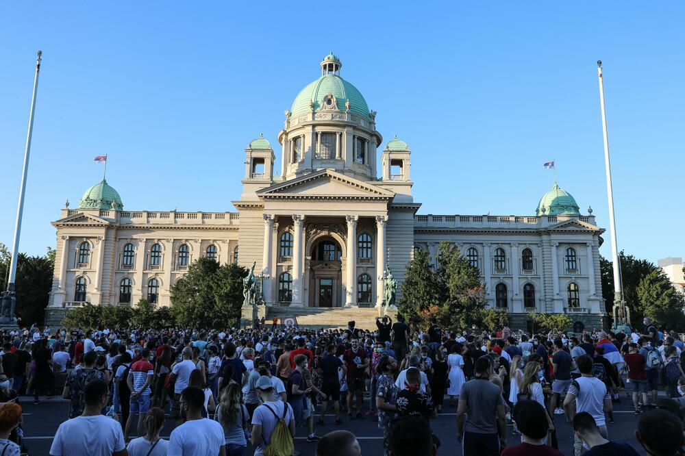 Detalj sa protesta ispred Skupštine Srbije, Foto: AP