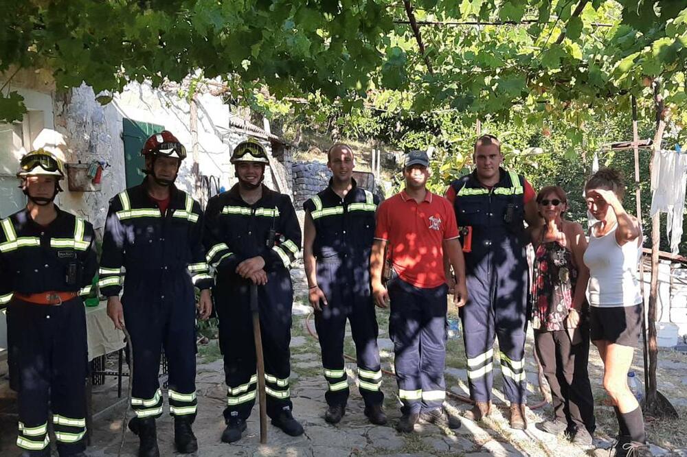 Pripadnici Službe zaštite i spašavanja sa turistkinjama, Foto: Služba zaštite i spašavanja Tivat