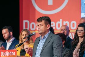 Nakon napuštanja SD, Lalić podnio ostavku na mjesto direktora NP...