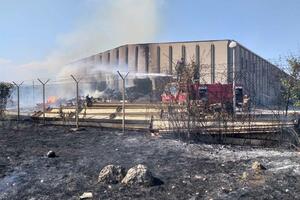 Veliki požar zahvatio dvorište bivšeg vojnog magacina u Nikšiću:...