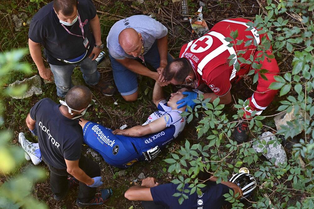 Biciklista nakon pada u provaliju, Foto: Twitter