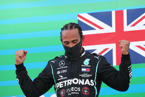 Hamilton i Mercedes nastavili dominaciju u trci prepunoj sudara