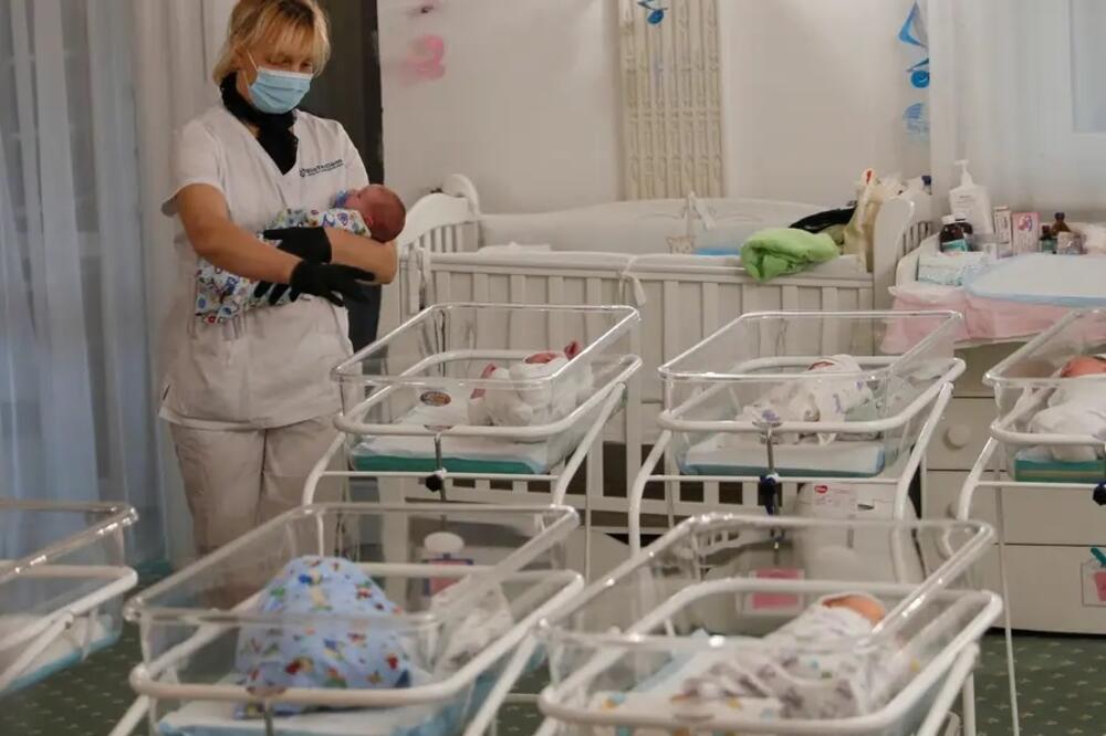 U jednom trenutku, u Kijevu je bilo blokirano 79 beba o kojima su se brinule medicinske sestre u jednom hotelu, Foto: Reuters