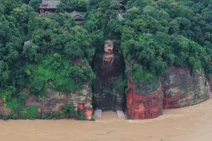 U fotografijama: Poplave prijete džinovskoj statui Bude u Kini