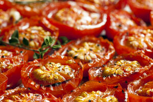Tiho pečeni paradajz: Savršen za salatu i može dugo da stoji