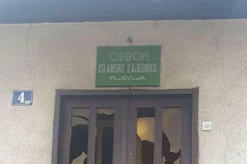 Polomljena stakla na vratima Islamske zajednice u Pljevljima, Foto: Privatna arhiva