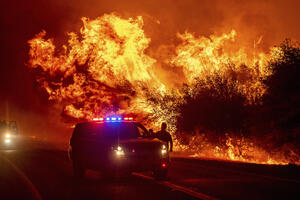 Najmanje troje mrtvih u Kaliforniji, požar ugrožava hiljade domova
